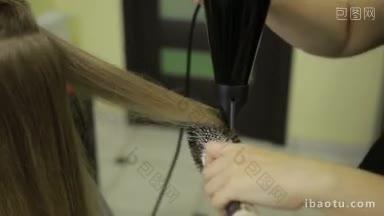 特写女理发师在理发店的侧视图用设备吹人头发的手